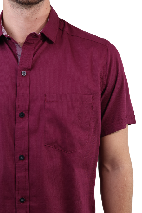 Camisa Rojo Vino Manga Corta De Algodón Slim Fit Con Bolsa Para Caballero